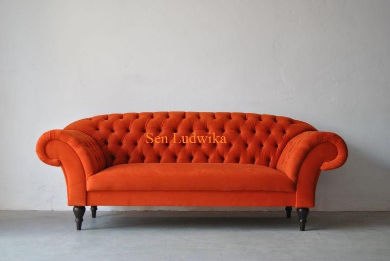 Pikowana sofa Chesterfield w kolorze pomarańczowym — energetyczny akcent w Twoim wnętrzu!