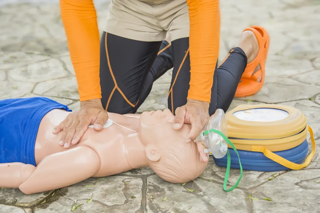 Szkolenie z pierwszej pomocy dla firm w Poznaniu: ile trwa nauczenie się obsługi AED?