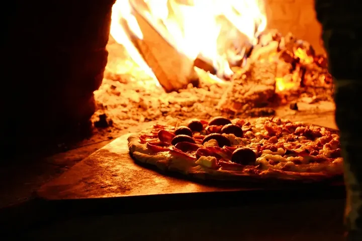 Jak powstaje klasyczne ciasto na pizzę w stylu włoskim?