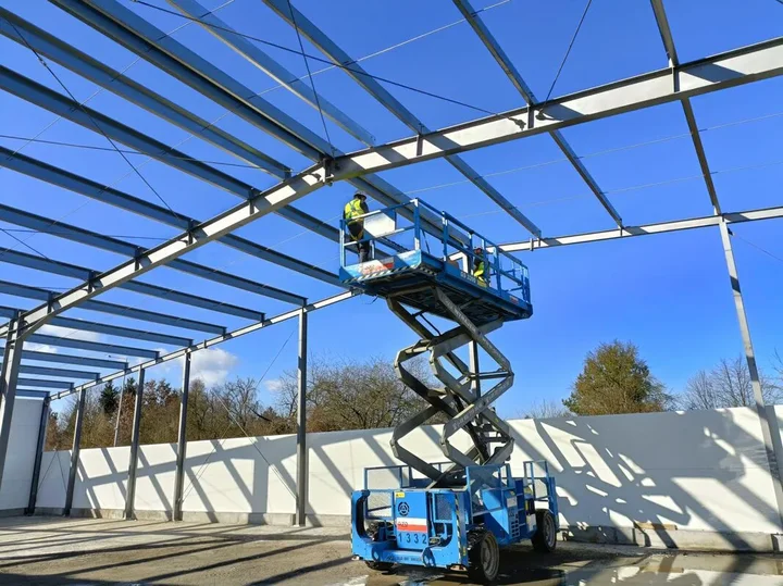 Prefabrykacja w halach stalowych – zalety szybkiej budowy