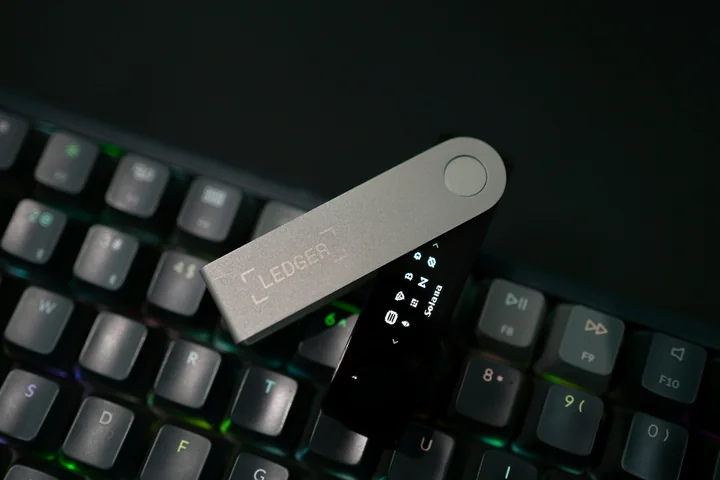 Portfel sprzętowy Ledger Nano położony na klawiaturze