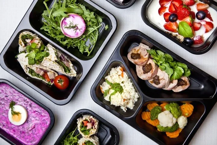 Catering dietetyczny – czym kierować się podczas wyboru diety pudełkowej?