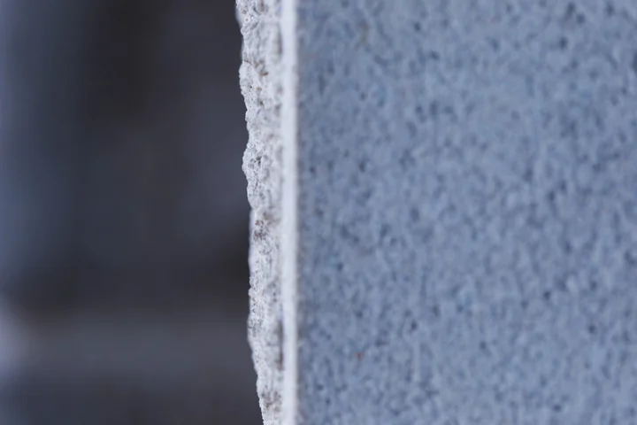 Gdzie kupić najlepsze kołki do styropianu? Przewodnik po bezpiecznym montażu termoizolacji