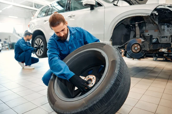 sprawdzanie stanu koła przy wymianie opon
