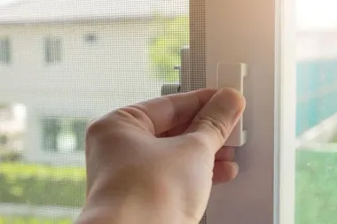 Jaką moskitierę wybrać na okno z roletą zewnętrzną?