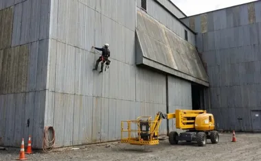 Podnośnik czy alpinista? Co się bardziej opłaca przy konserwacji obiektów wielkogabarytowych