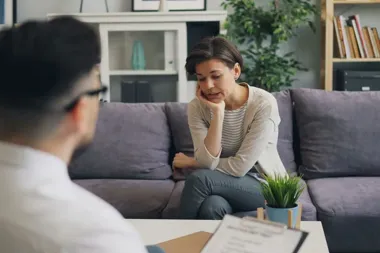 Psycholog, psychoterapeuta czy psychiatra? Do kogo zgłosić się w Poznaniu i z czym