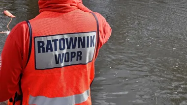 Wielkopolska: Trwa walka o życie dzieci, które znalazły się pod wodą - TVP INFO