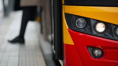 Awaria kanalizacyjna zmienia trasy pięciu linii. Jest autobus za tramwaj