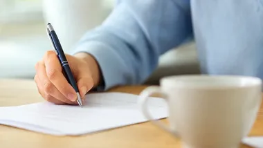Bibliotekarze poznają książki, które pomagają pracować z seniorami