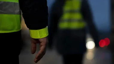 Po zmroku pieszy staje się niewidoczny. Odblask daje kierowcy 150 metrów