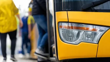 Dodatkowe autobusy na mecz Fortu Poznań. Linia 198 pojedzie częściej