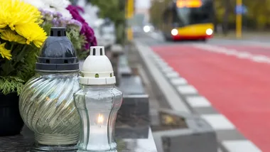 Więcej tramwajów i dodatkowy autobus na cmentarze w Poznaniu