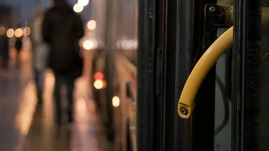 Zmiana czasu namiesza w nocnej komunikacji. Niektóre kursy pojadą dwa razy