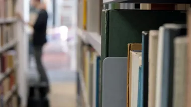 Dawna szwalnia w Buku zmieniła się w bibliotekę. „Szyją kulturę”