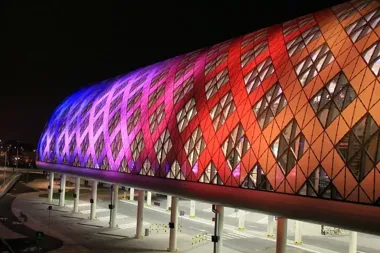 Uczniowie SOSW w Mosinie malowali abstrakcje z farbami fluorescencyjnymi – warsztat relaksu i zabawy