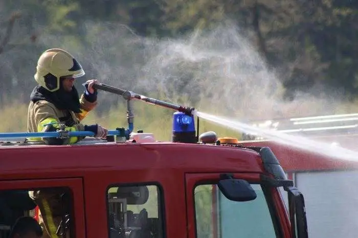 Dzień Flagi w Polsce: Uroczyste obchody i znaczenie narodowych barw