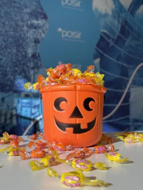 Grafika promocyjna wydarzenia Halloween na obiektach POSiR – słodkości i Wieczór Grozy