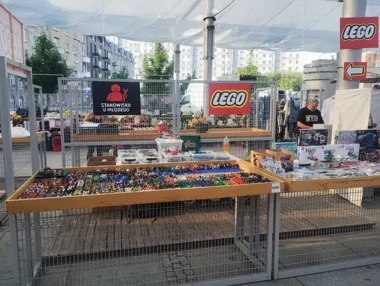 Grafika promocyjna wydarzenia Kiermasz LEGO Poznań Rynek Łazarski – zestawy i figurki