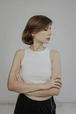 DOMI/NIKA rozcina poznańską scenę ukośnikiem i nie wybiera jednej strony