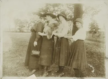 Znikający album z Poznania kryje historię rodziny z lat 20.