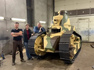Dwa pancerniki w Poznaniu - repliki Ehrhardta i Renault FT-17 wychodzą z hangaru