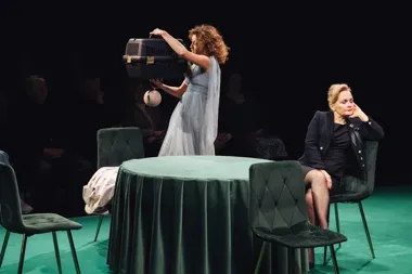 Brydż, żałoba i śmiech - Teatr Nowy zaskakuje lżejszą stroną