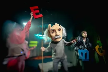 Atom, krewetka i fake newsy - Teatr Animacji miesza naukę ze sceną