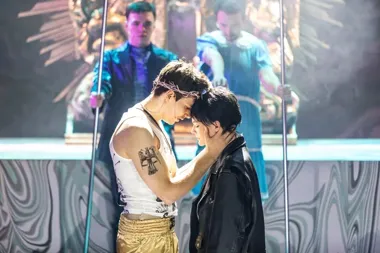 Brokat, bunt i kościelny cień - Teatr Nowy odpala mocny spektakl