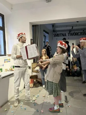 Pizza, śmiech i dyplom bez zadęcia - Kędzierski rozbraja sztukę