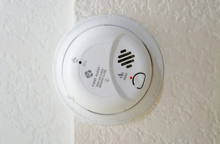 Bezpieczniejszy dom dla najstarszych poznaniaków – miasto daje czujki dymu i czadu