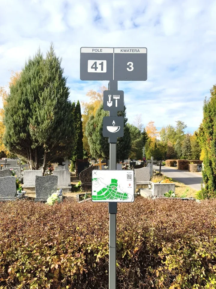 Na Junikowie i Miłostowie stanęły setki nowych tablic z planami i kodami QR