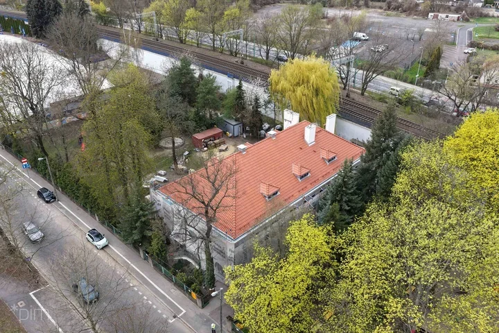 Przedszkole przy Noskowskiego odzyskuje dach i elewację sprzed lat