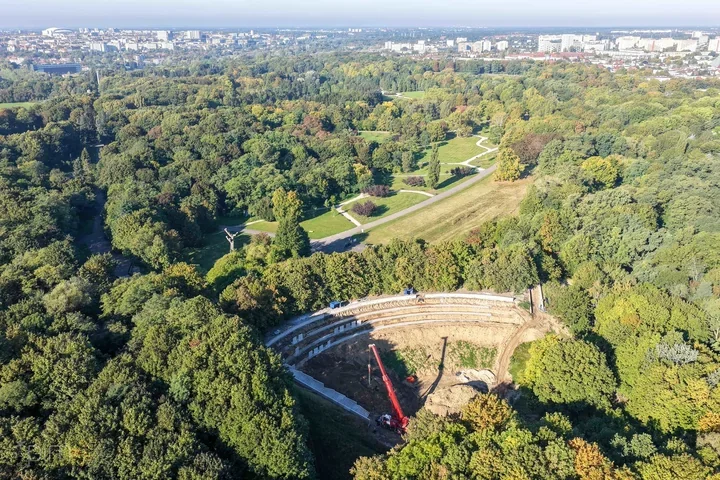 Dawny amfiteatr zmieni się w ogród dla pszczół. Powstaje 10 tarasów