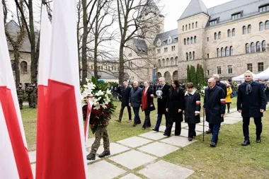 W Ogrodzie Zamkowym pamięć o Katyniu znów zebrała rodziny i władze