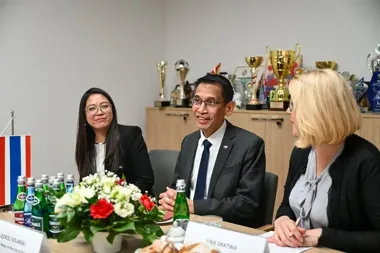 Ambasador Tajlandii odwiedził Poznań – rozmowy o współpracy, edukacji i połączeniach lotniczych