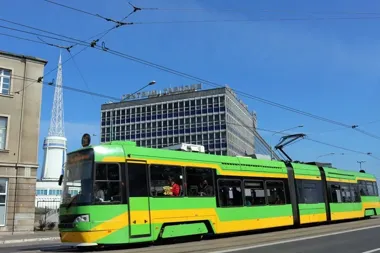Awaria ciepłownicza zmienia trasy tramwajów. Objazdy i autobus za tramwaj