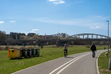 Nad Wartą śmieci pilnują już nie tylko służby, ale i żart na pojemniku