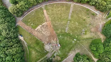 Dawny amfiteatr na Cytadeli zmienia się w ogród dla pszczół i spacerowiczów