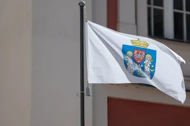 Poznańskie szkoły dostały miejskie flagi. To ma uczyć samorządu od najmłodszych lat