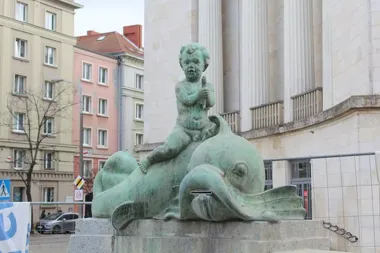 Fontanna z delfinami przy Al. Marcinkowskiego odzyska detale i zacznie tryskać latem