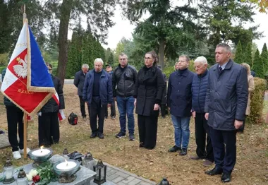 Uczniowie uporządkują groby uczestników Poznańskiego Czerwca