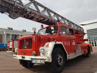 Czerwone samochody zjadą do Poznania. Będą akcje i zabytkowa sikawka