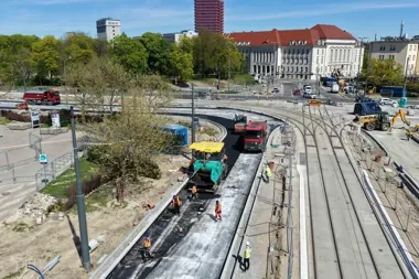 Na Wierzbięcicach pojawił się asfalt. Pod ziemią trwa druga faza prac