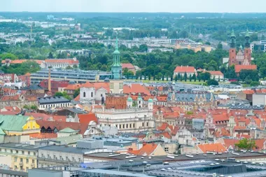 Poznań pyta o nocną sprzedaż alkoholu i szuka granicy między dostępnością a spokojem
