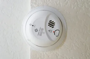 Bezpieczniejszy dom dla najstarszych poznaniaków – miasto daje czujki dymu i czadu