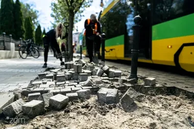 Odbrukowanie przy por. Janiny Lewandowskiej zmieni pas między torami i drzewami