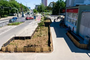 Na Ogrodach zniknął parking. W jego miejscu rośnie nowa zieleń