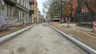 Wawrzyniaka zmienia się w spokojniejszą ulicę z kostką, zielenią i skwerem