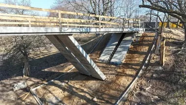 Nowy mostek na Cytadeli rośnie, a obok wracają kolejne ślady historii